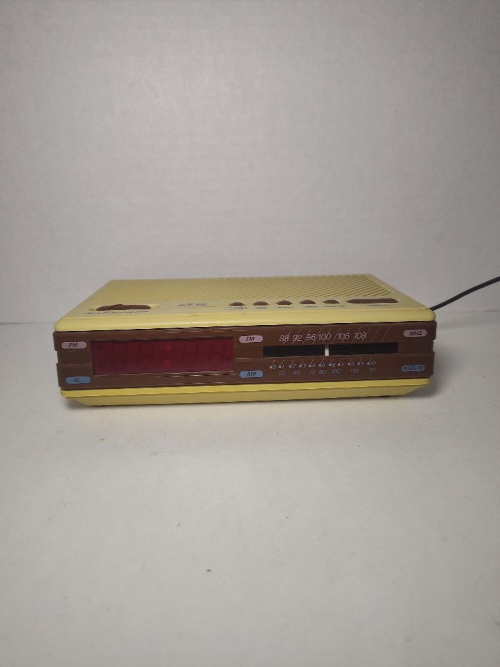 Vintage Sears AM/FM Digital Alarm Clock Radio – Model 225.23155
